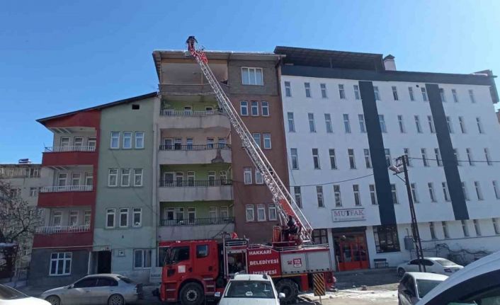 Hakkari’de tehlike saçan buzlar temizlendi