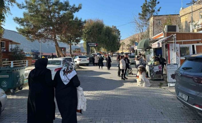 Halfeti’deki yaz havası turist yoğunluğu oluşturdu