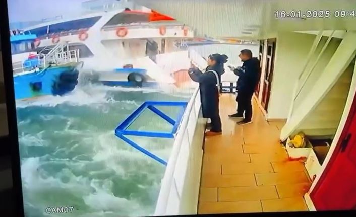 Haliç’te yolcu vapuru balıkçı teknesine çarptı: O anlar kamerada