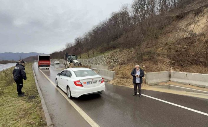 Heyelan ilçe yolunu kapattı