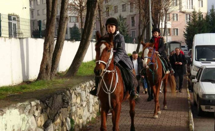 İki kardeş karnelerini atlarla almaya geldi