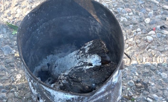 Isınmak için yaktıkları kova bomba gibi patladı, korku dolu anlar güvenlik kamerasına yansıdı