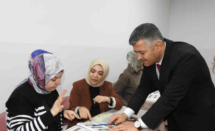 İşitme engelli 15 kadın kursiyer, işaret diliyle Kur’an-ı Kerim öğreniyor