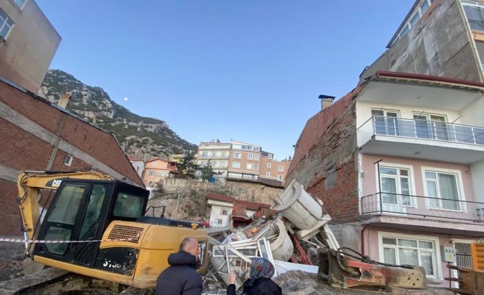 Isparta’da üç katlı bina çöktü, facia kıl payı atlatıldı