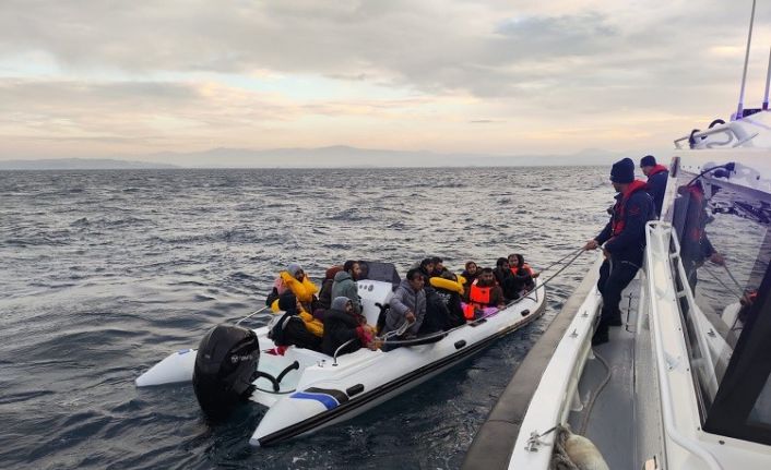 İzmir açıklarında 32 göçmen ve 1 göçmen kaçakçısı yakalandı