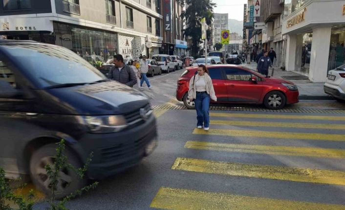 İzmir’de yaya geçidindeki vatandaşlara yol vermeyen sürücüler kamerada