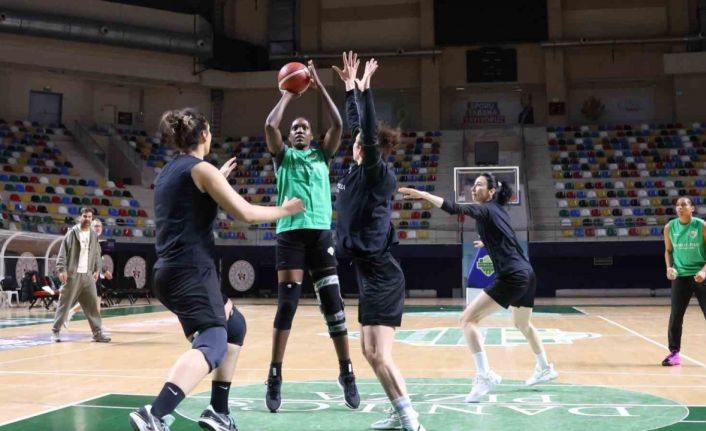 İzmit’in kadın basketbolcuları rotayı Nesibe Aydın maçına çevirdi