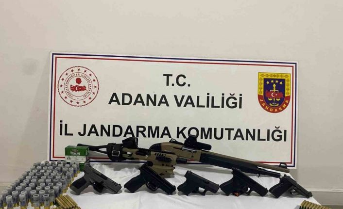 Jandarma bir araçta 6 silah ele geçirdi
