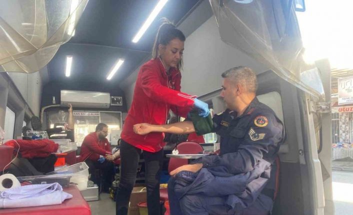 Jandarmadan Kızılay’a kan bağışı