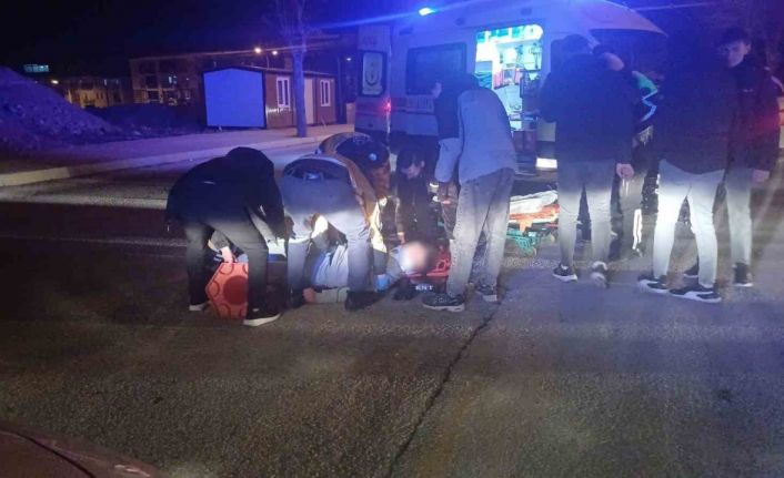 Kaçmaya çalışan 17 yaşındaki ehliyetsiz ve alkollü sürücü, polis aracına çarptı