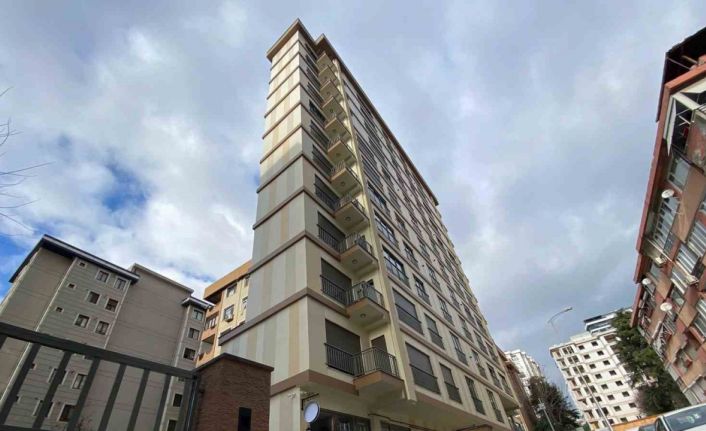 Kadıköy Belediyesi’nin ruhsat verdiği bina Hatay depreminde yan yatan Rönesans rezidans hatırlattı