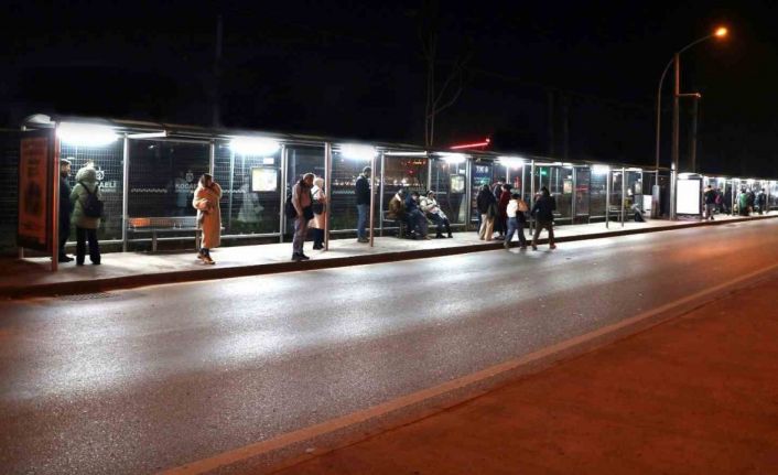 Kadın ve çocukların güvenliği için duraklar aydınlatıyor