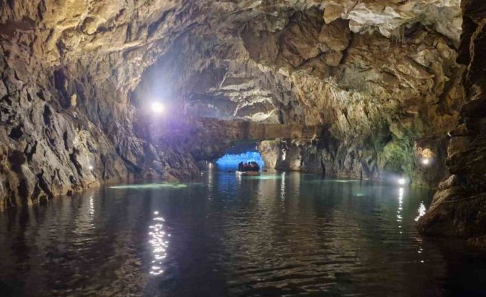 Kahverengiye bürünen su turkuaz rengine döndü, dünyaca ünlü Altınbeşik Mağarası yeniden ziyarete açıldı