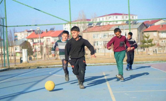 Karnesini alan çocuklar parkta güneşin tadını çıkardı