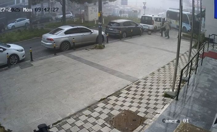 Kartal’da kuaföre dalan minibüsün kaza anı güvenlik kamerasına yansıdı