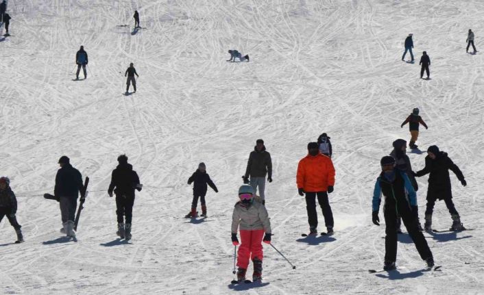 Kayak merkezleri içerisine kar kalınlığında Palandöken’i Ergan takip ediyor