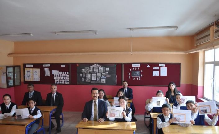 Kaymakam Demirtaş öğrencilerin karne sevincine ortak oldu