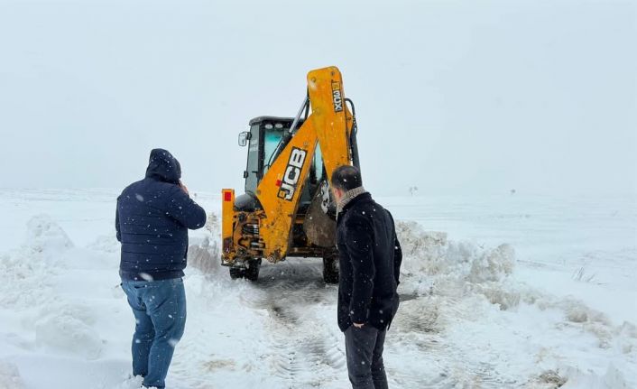 Kaymakamdan sürücülere kar uyarısı: "İş makineleri bile zorluk çekiyor"
