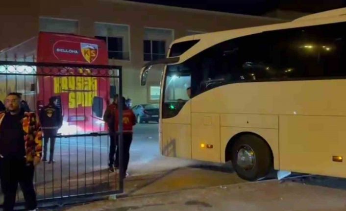 Kayserispor taraftarları tesislere giderek futbolcuları protesto etti