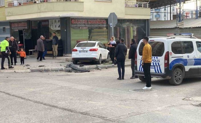 Kaza anı kamerada: Otomobiller çarpıştı, 2 sürücü yaralandı