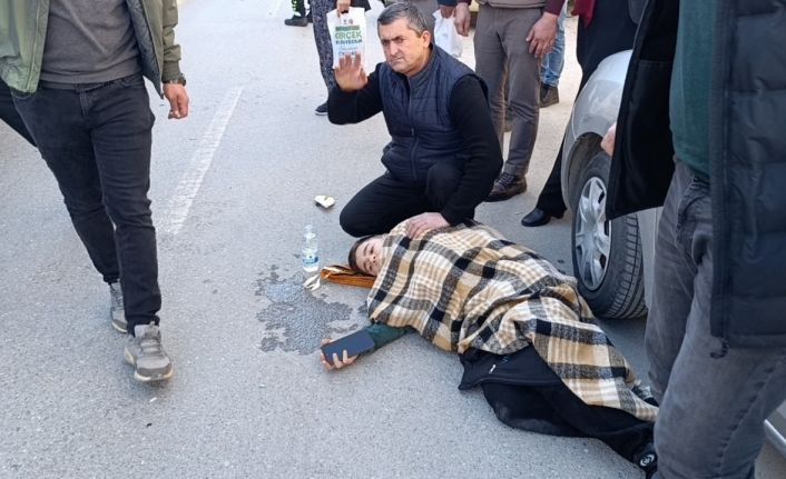 Kaza yapan çocuğa, üşümesin diye işyerinden getirdikleri battaniyeyi örttüler