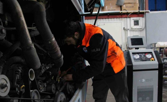 Kendi otobüslerini kendileri tamir ediyor