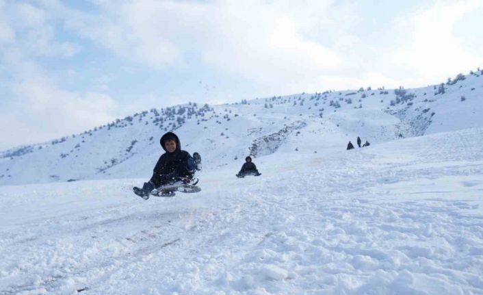 Kendi pistlerinde kayan Muşlu çocukların eğlenceli anları