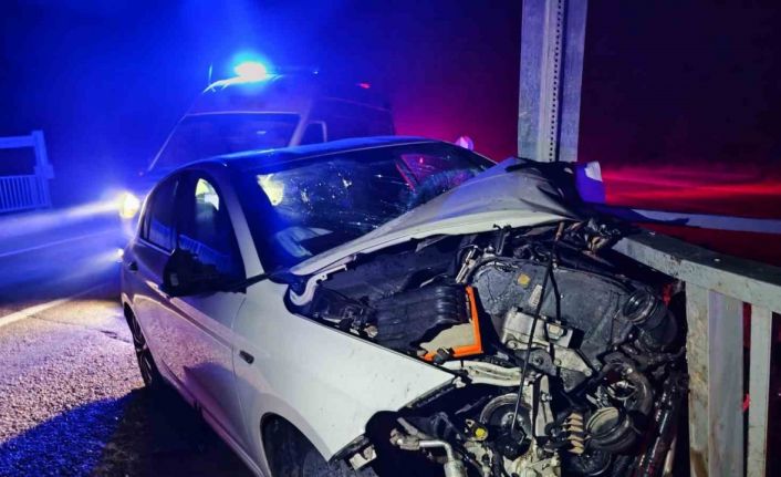 Kontrolden çıkan otomobil köprü korkuluğuna ok gibi saplandı: 1’i ağır 3 yaralı