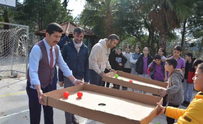 Köyceğiz İlçe Milli Eğitim Müdürü Karahan, öğrencilerin oyunlarına eşlik etti