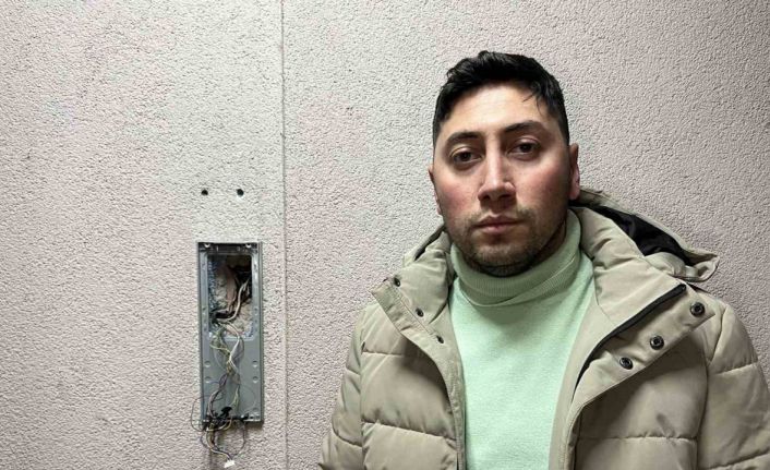 Küçükçekmece’de hırsızlar apartman diyafonunu çalıp böyle götürdü