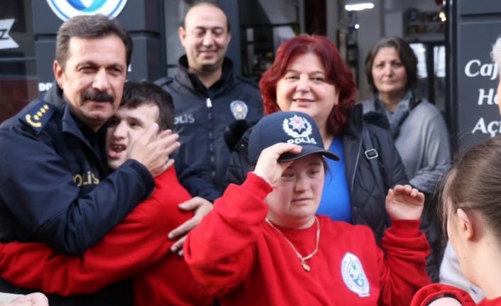 Kütahya İl Emniyet Müdürü Osman Elbir’den "Bi’Tebessüm Down Cafe"ye anlamlı ziyaret