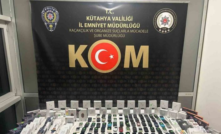 Kütahya’da gümrük kaçağı 102 telefon ve 25 akıllı saat ele geçirildi