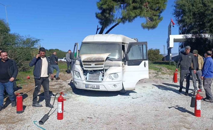 Manavgat’ta otel servis minibüsü yandı