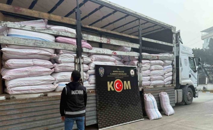 Manisa’da bir tır dolusu tütün ve gümrük kaçağı sigara ele geçirildi