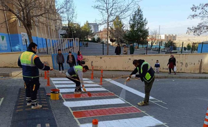 Mardin Büyükşehir Belediyesi, okul bölgelerinde trafik ve yaya güvenliğini artırıyor