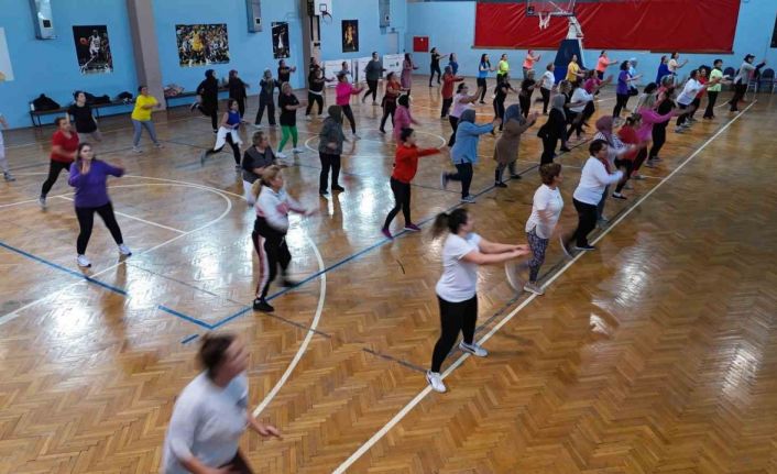 Menemenli kadınlar ücretsiz zumba kursunda buluşuyor
