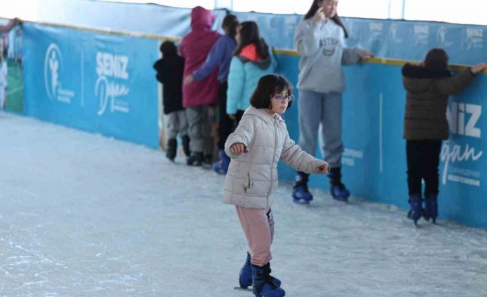 Merkezefendi’de çocuklar için ücretsiz buz pateni keyfi