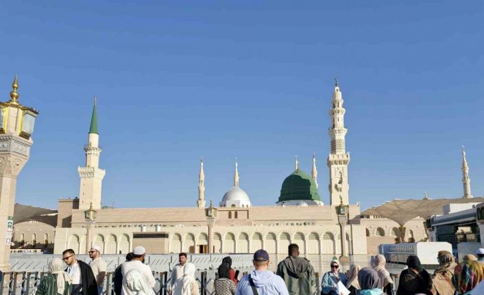 Mescid-i Nebevi’ye ziyaretçi akını: Binlerce Müslüman dua etti