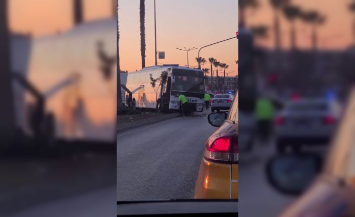Metro Turizm yolcu otobüsü otomobil ile çarpışıp refüje çıktı