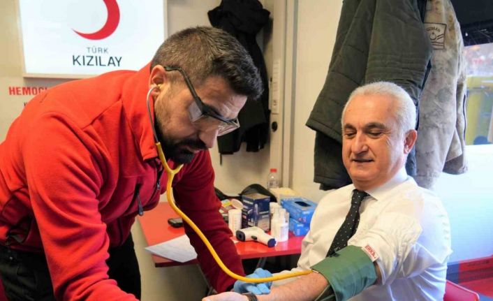 Muş Valisi Çakır’dan kan bağışı kampanyasına destek