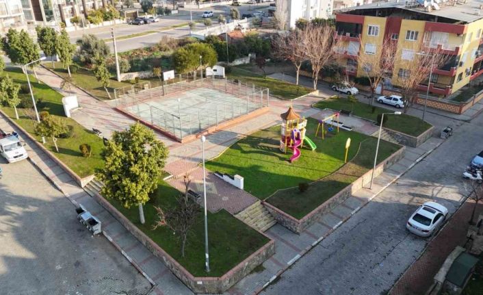 Nazilli Belediyesi’nden parklarda bakım ve ağaç dikim çalışması