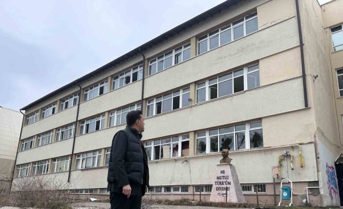 Nebi Hatipoğlu: "İnsan siyasi nedenlerle okula, çocuğa, eğitime düşmanlık eder mi?"