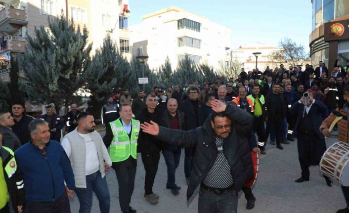 Nizip Belediyesi işçileri, zamlı maaşlarını halaylarla kutladı