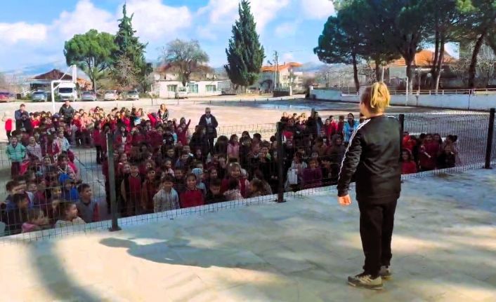 Ödevleri kaldırıp tatilleri uzatan minik bakandan öğretmenlere ikramiye ve 5 yıldızlı otel vaadi