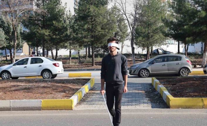 Öğrenciler gözleri kapalı yürüdü, ’sarı bant’ ve ’kılavuz yollar’ın önemini anladı