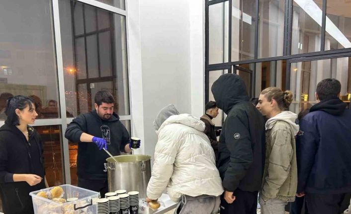 Öğrencilere sınav döneminde çorba ikramı devam ediyor