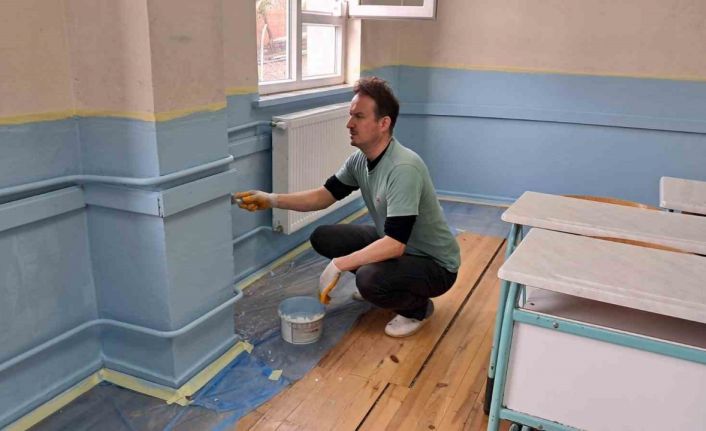 Okul müdürü ve yardımcısı okulu boyadı