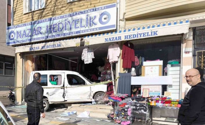 Önce otomobile çarptı, sonra şerit değiştirip iş yerine daldı