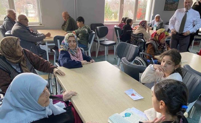 Ortaokul öğrencilerinden huzurevine ziyaret