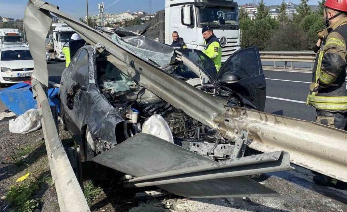 Otomobil bariyerlere girdi: 1’i ağır 4 yaralı